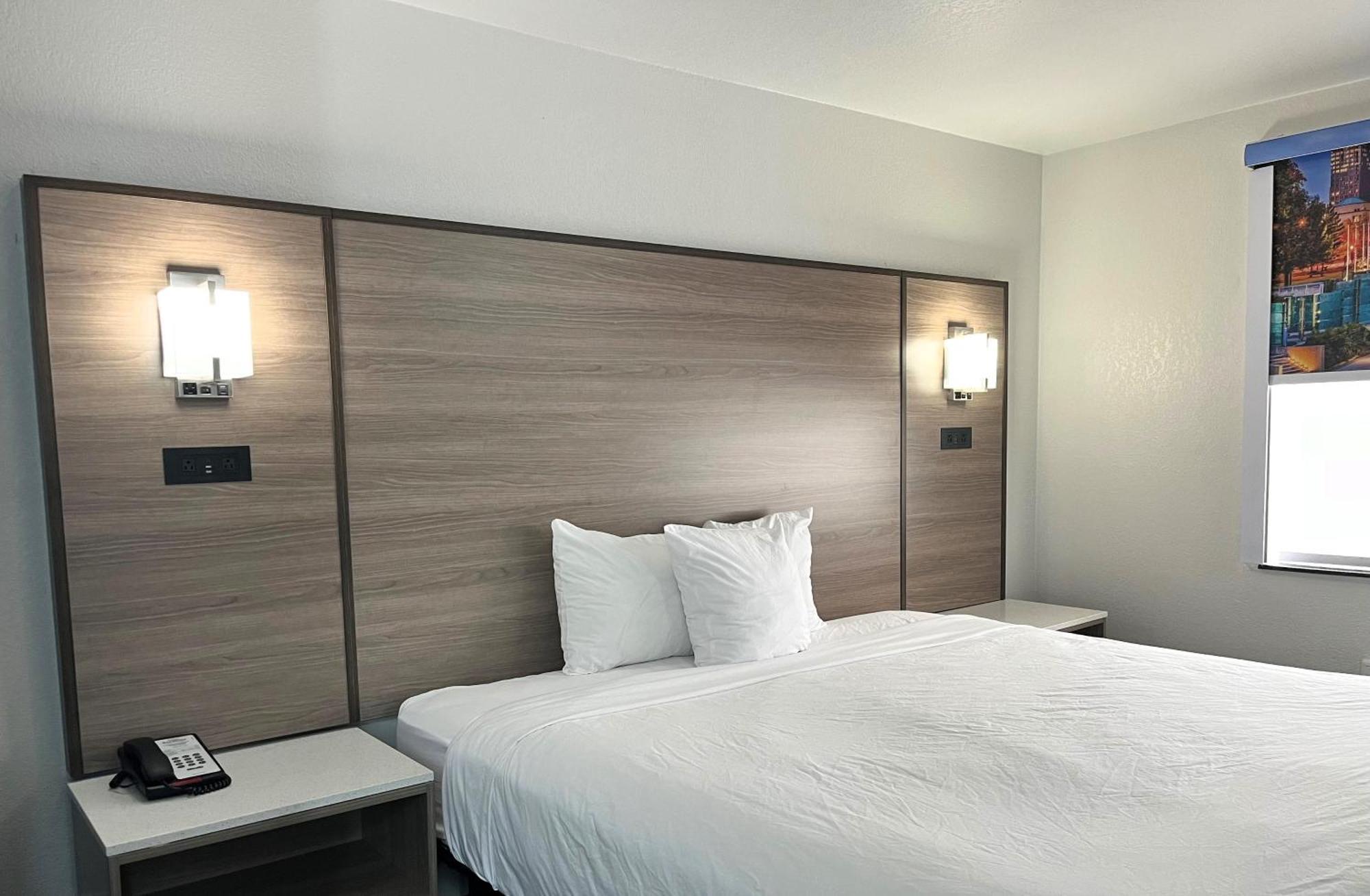 Baymont By Wyndham Indianapolis Northeast Hotel Exterior photo