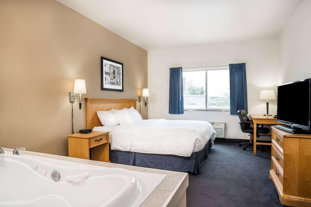 Baymont By Wyndham Indianapolis Northeast Hotel Room photo