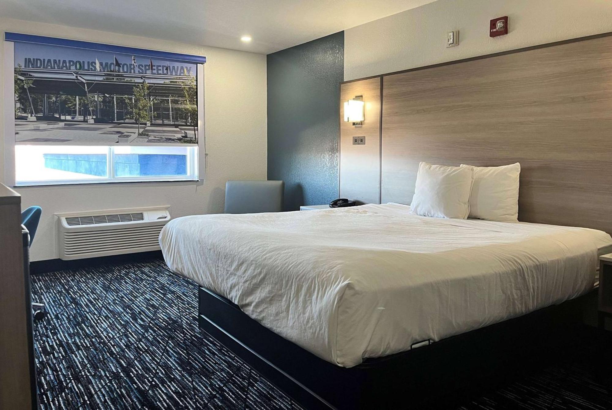 Baymont By Wyndham Indianapolis Northeast Hotel Exterior photo