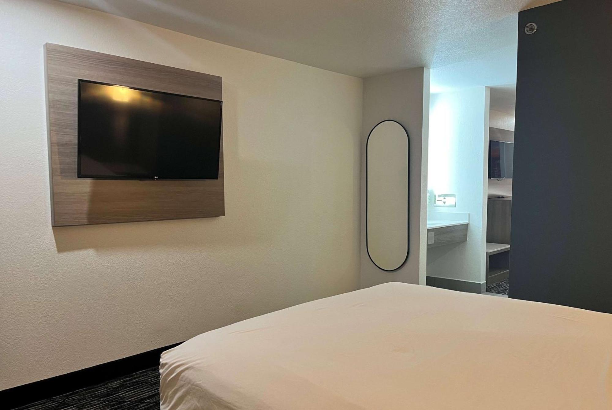 Baymont By Wyndham Indianapolis Northeast Hotel Exterior photo